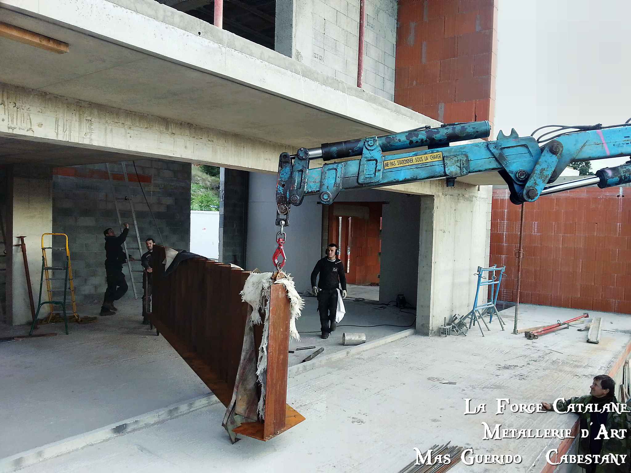 Escalier marches suspendues sans limons apparents 3 forge catalane.jpg